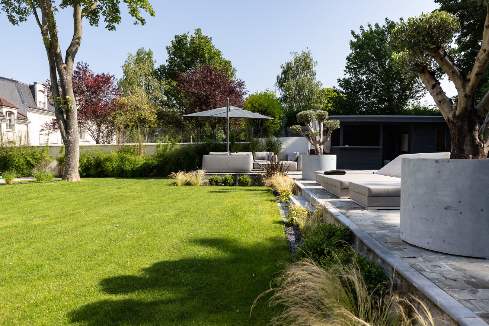 Aménagement de jardin avec gazon et terrasse